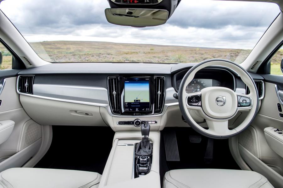 Торпедо Volvo V90 D4 Momentum 2016 года  (UK) (фото 6 из 21)